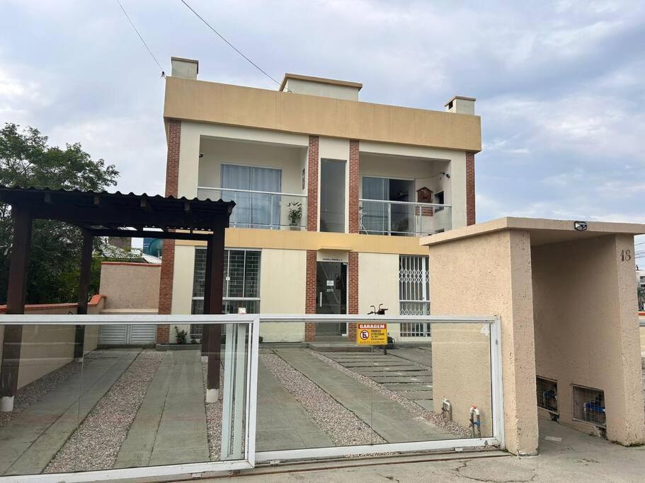 A 1 Min Da Br 101 E A 15 Min De Florianopolis Apartment